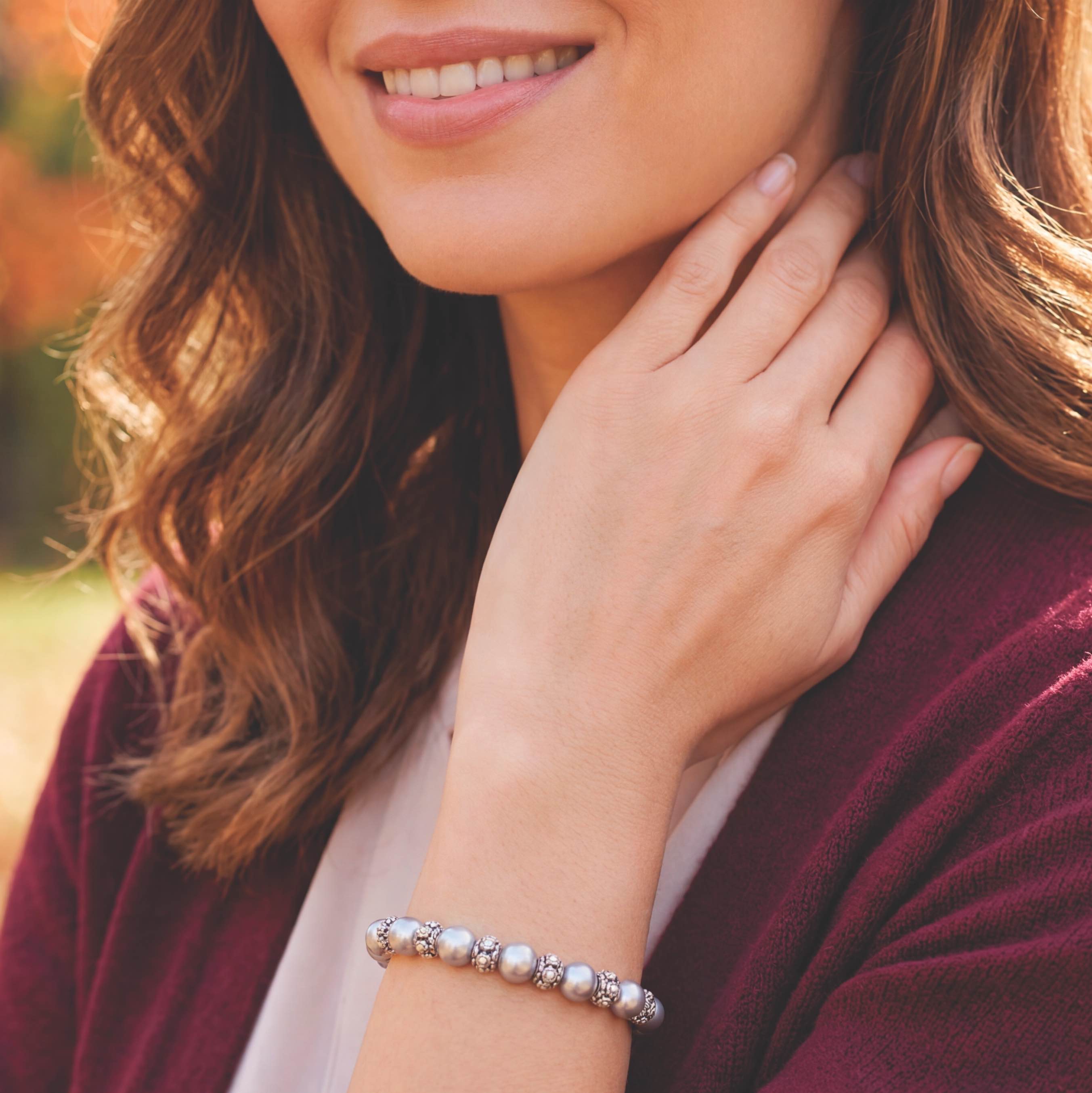 The Boutique Pearl Bracelet (gray)