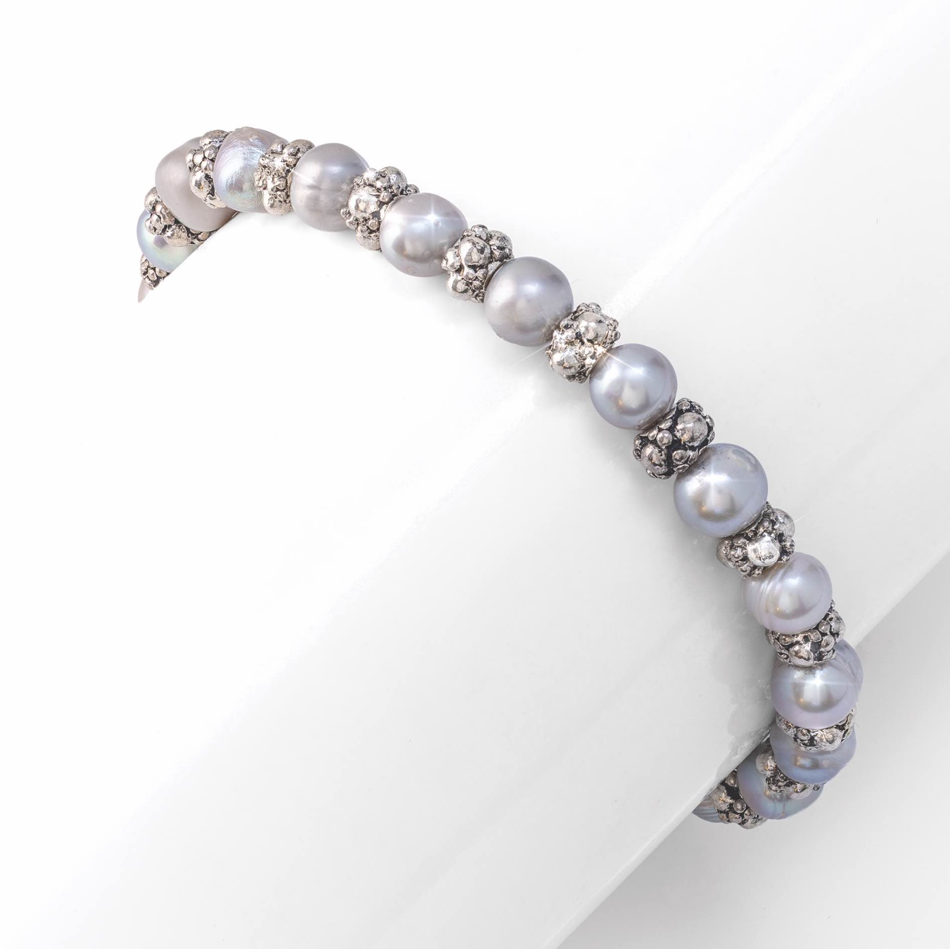 The Boutique Pearl Bracelet (gray)
